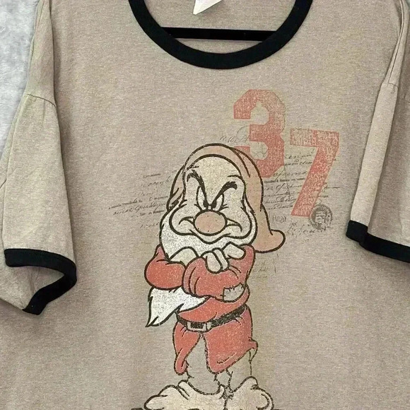 Vintage Grumpy Seven Dwarfs Disney Men's Ringer T-shirt SZ XXL Tan - Picture 2 of 10